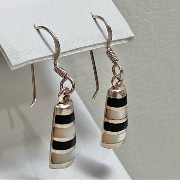 STERLING SILVER Mother of Pearl and Onix Earrings - Picture 3 of 7
